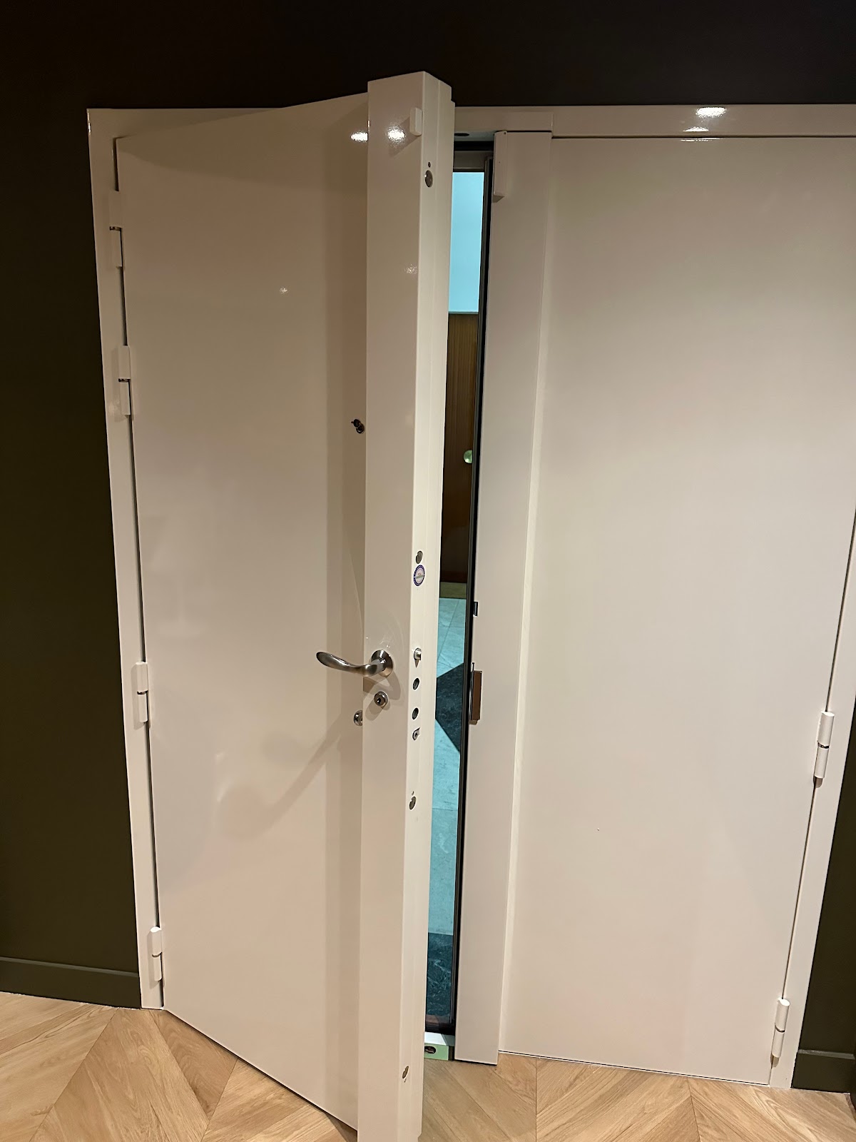 F.D.A Serrurerie av des Ternes - Clefs minute. Mme Biron. Installateur agréé. PICARD serrures- VAK serrures. Portes blindées. Alarme DAITEM. Coffre fort